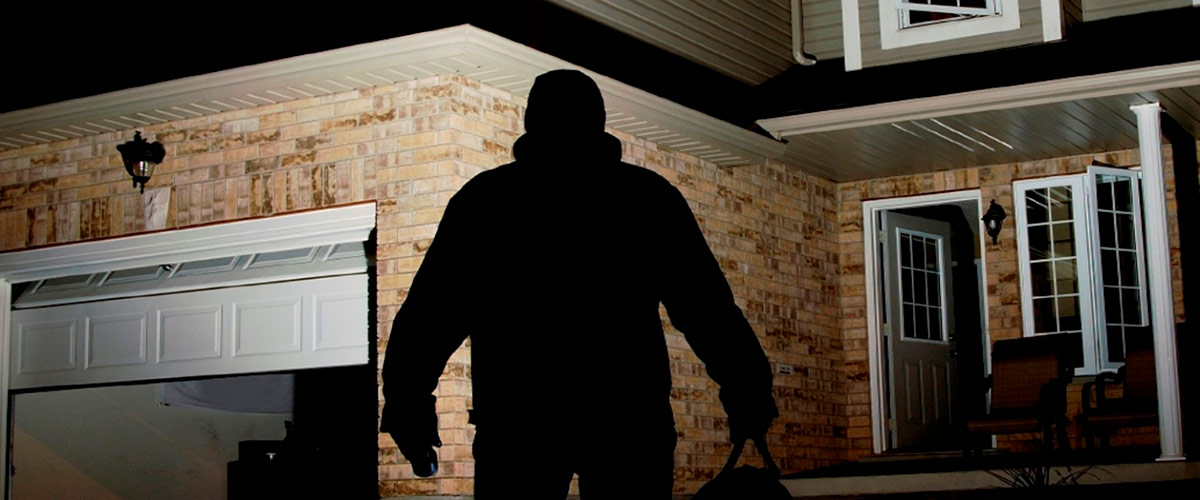 hombre encapuchado entra a casa, seguridad en ciudadelas privadas